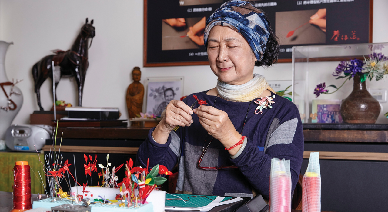 花現人文 新嫁娘頂上戴紅花 纏花工藝用愛纏繞出祝福