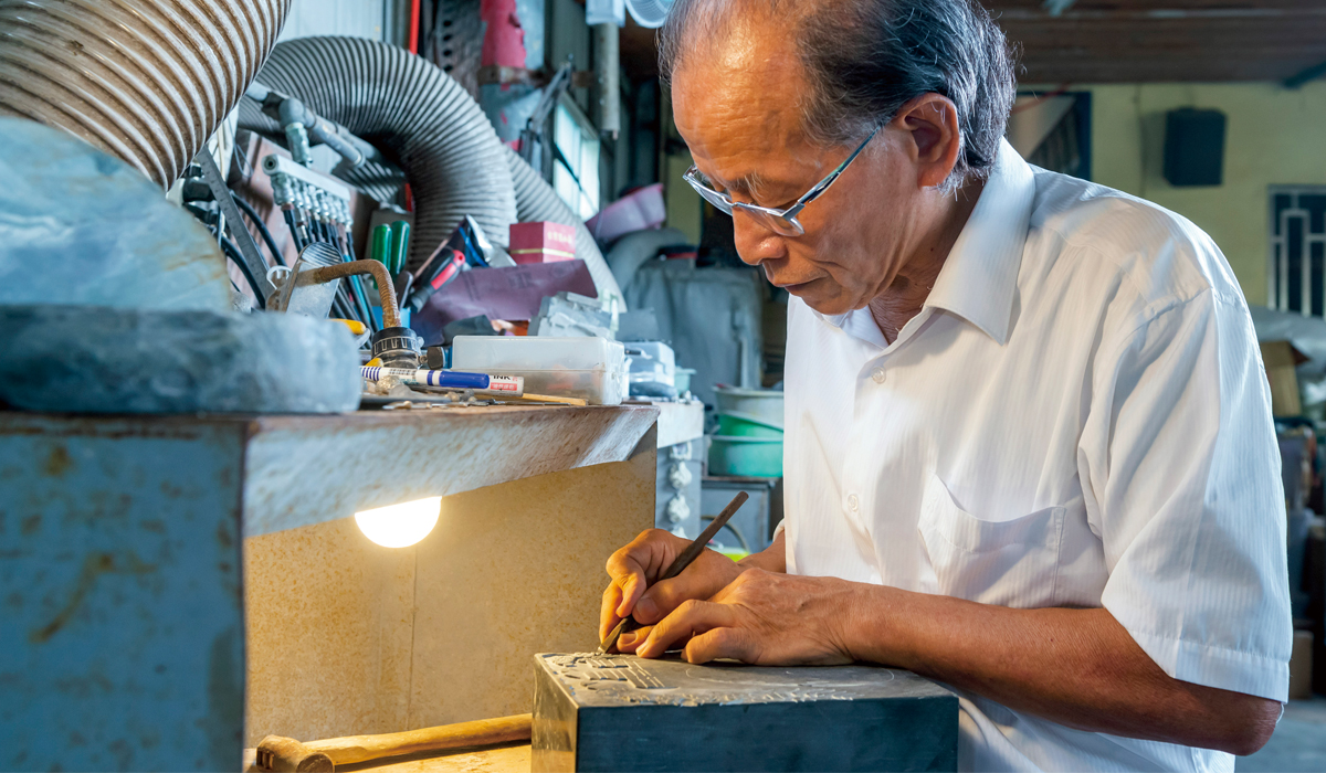 讓頑石化成桌上風景雕硯工藝